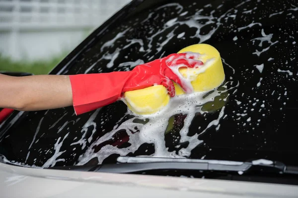 Hand Spons Houden Aan Het Raam Van Een Auto Wassen — Stockfoto