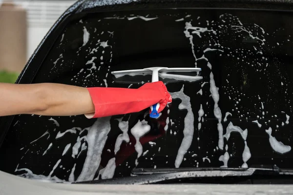 Hand Met Zuigrubbers Schoon Wassen Van Voorruit Van Een Auto — Stockfoto