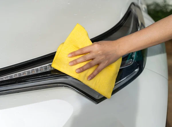 Hand Met Microfiber Doek Schoonmaken Van Een Auto — Stockfoto