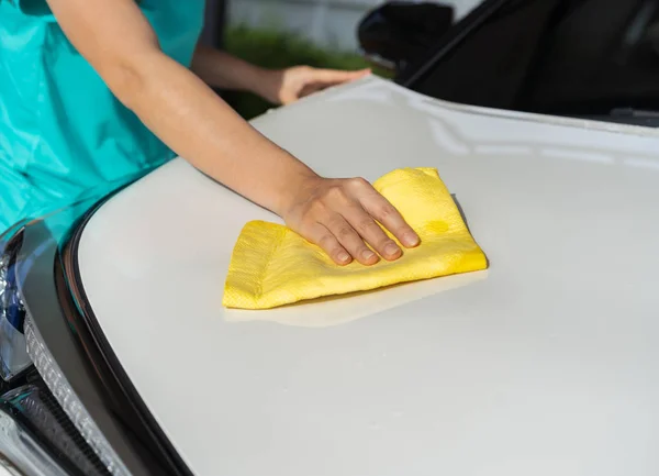 Mão Com Pano Microfibra Limpando Telhado Carro — Fotografia de Stock