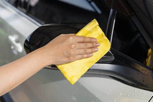 Hand Mit Mikrofasertuch Das Seitenspiegel Eines Autos Reinigt — Stockfoto