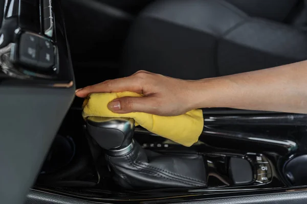 Hand Met Microfiber Doek Interieur Auto Gear Lever Reiniging — Stockfoto