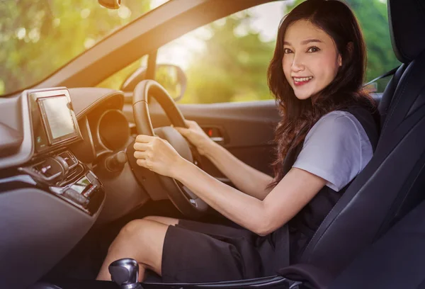 Mujer Joven Feliz Coche — Foto de Stock