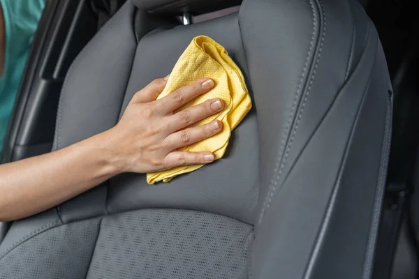 Mão Com Microfibra Amarela Pano Limpeza Assento Couro — Fotografia de Stock
