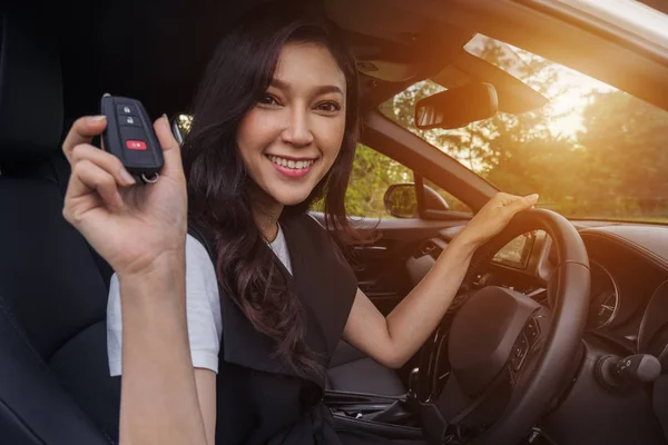 Mujer Joven Con Control Remoto Llave Inteligente Coche — Foto de Stock