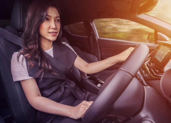 Mujer Joven Feliz Conduciendo Coche — Foto de Stock