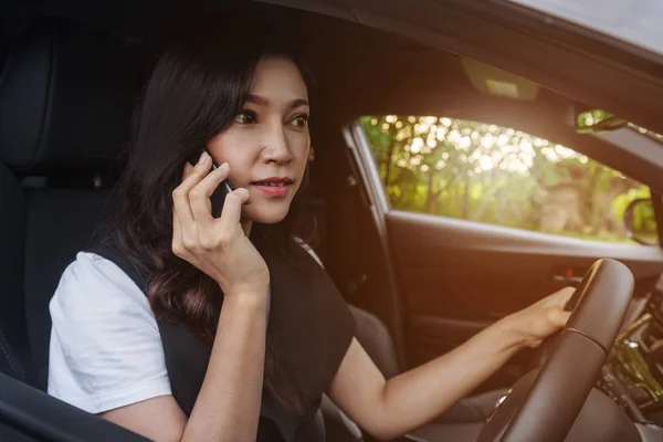 Mujer Conduciendo Coche Hablando Por Teléfono Móvil — Foto de Stock