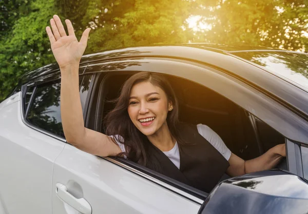 Joven Feliz Mujer Ventana Abierta Coche Levantando Mano — Foto de Stock