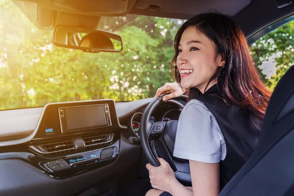 Mujer Joven Feliz Coche — Foto de Stock