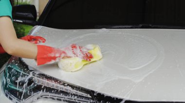 bir araba yıkama için sünger holding eller