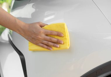 bir araba çatı temizlik mikrofiber bezle el