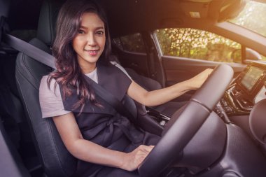 Mutlu genç kadın arabada