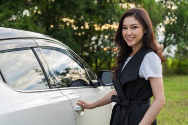 duran güzel kadın ve araba kapı açık