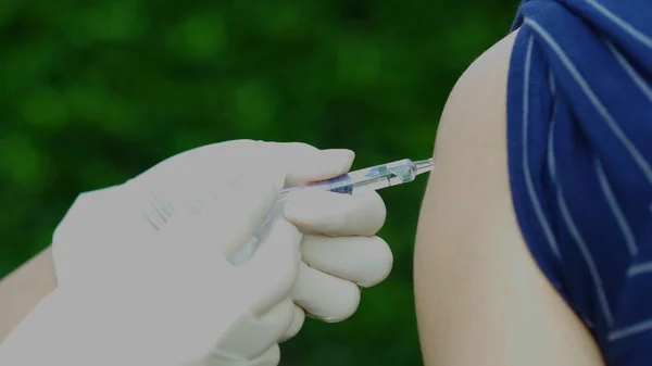 Perawat Close Memberikan Vaksin Untuk Pasien — Stok Foto
