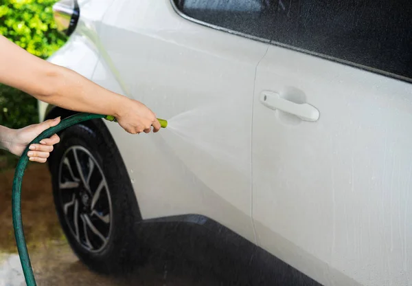 Auto Wassen Met Een Water Spray — Stockfoto