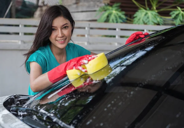 Mujer Lavando Parabrisas Con Esponja Lavado Coches — Foto de Stock