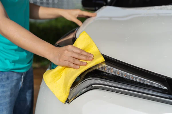車の洗浄マイクロファイバーの布で手 — ストック写真