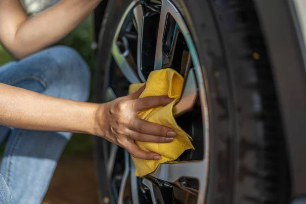 Hand Microfiber Cloth Cleaning Car Wheel — Stock Photo, Image