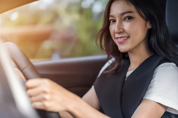 Mujer Joven Conduciendo Coche — Foto de Stock