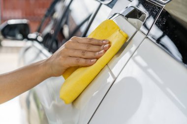 bir araba çatı temizlik mikrofiber bezle el