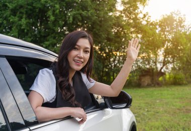 bir araba ve elini yetiştirme mutlu kadın açık pencere