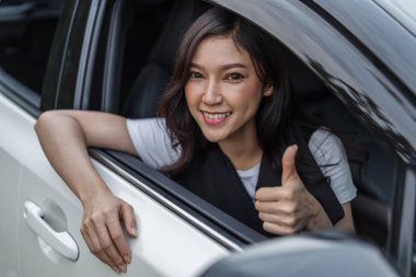 güzel kadın arabası içinde başparmak pes