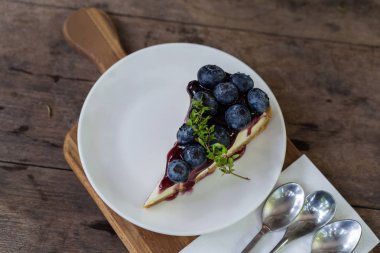 yaban mersini peynir kek ahşap bir masa üzerine