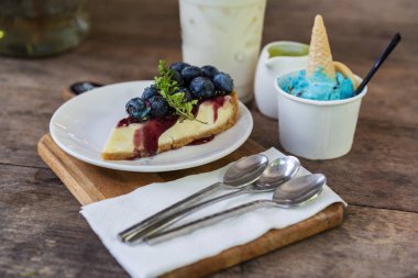 yaban mersini peynir kek ahşap bir masa üzerine