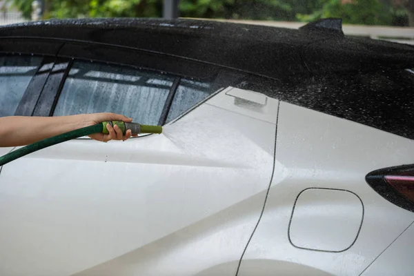 車のスプレー水で洗浄 — ストック写真