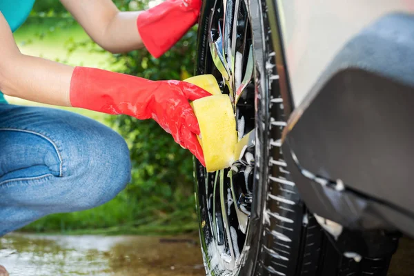 Woman Holding Sponge Washing Wheels Her Car — Stock Photo, Image