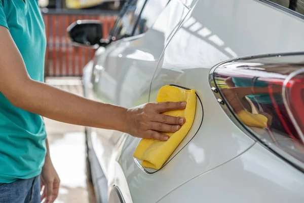 Hand Mit Mikrofasertuch Beim Reinigen Eines Autodachs — Stockfoto