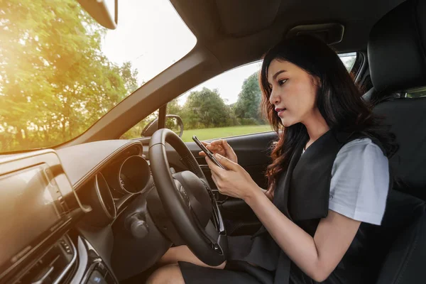 Mujer Joven Usando Teléfono Inteligente Coche — Foto de Stock