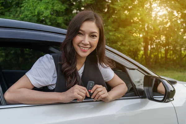 Mujer Joven Sosteniendo Control Remoto Llave Inteligente Con Coche — Foto de Stock