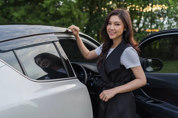 Hermosa Mujer Pie Abrir Puerta Del Coche — Foto de Stock