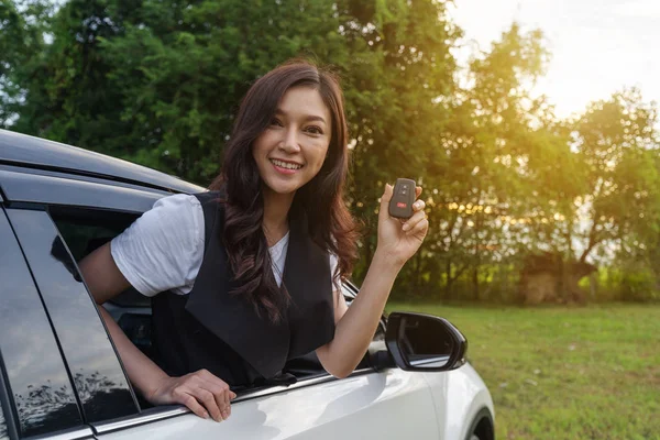 Mujer Joven Sosteniendo Control Remoto Llave Inteligente Con Coche — Foto de Stock