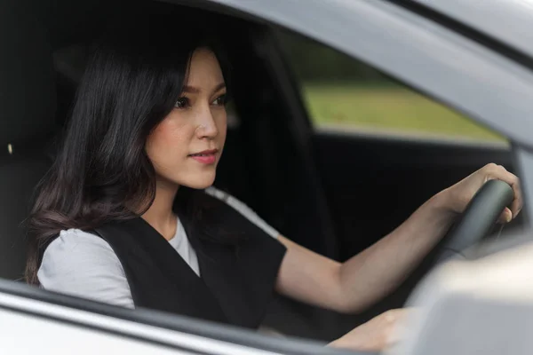 Mujer Joven Conduciendo Coche — Foto de Stock