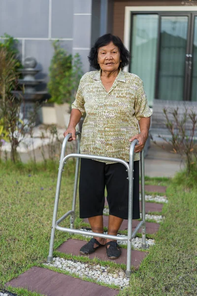 Старшая Женщина Идущая Ходячим Дома — стоковое фото