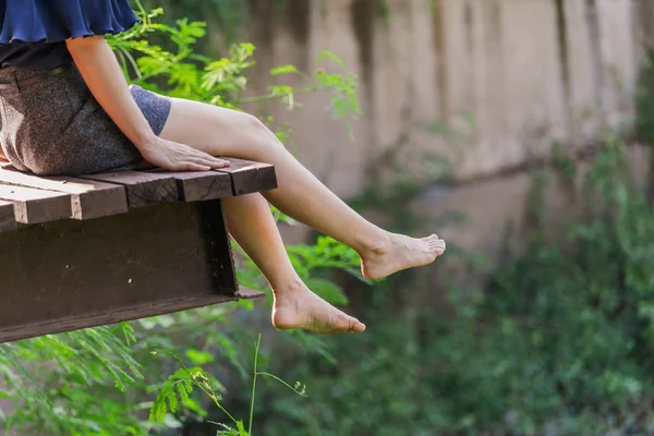 Woman Legs Hanging Edge Wooden Jetty — Stock Photo, Image