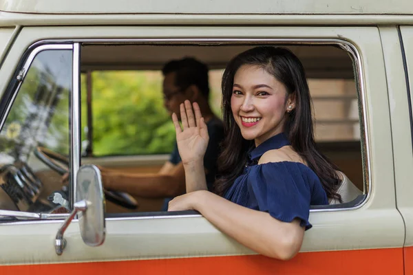 Mujer Feliz Ventana Abierta Coche Vintage Levantando Mano —  Fotos de Stock