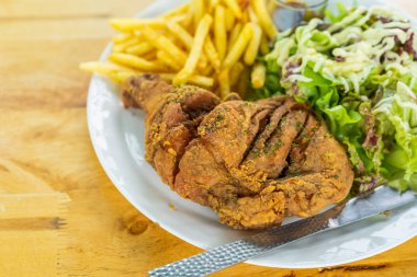 plaka üzerinde kızarmış tavuk ve sebze salatası