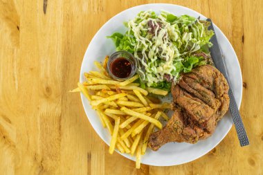 plaka üzerinde kızarmış tavuk ve sebze salatası