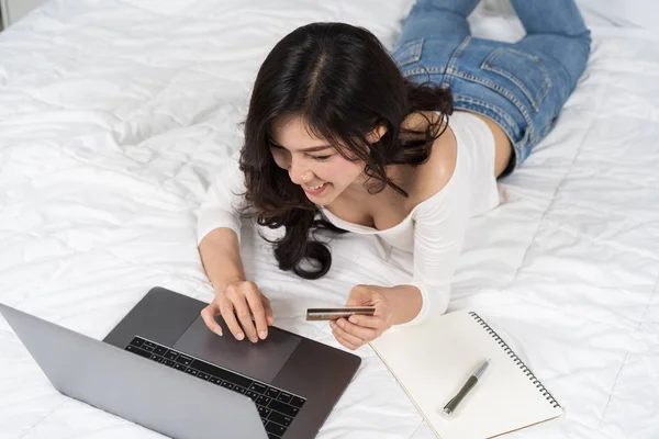 Mujer Compras Línea Con Tarjeta Crédito Ordenador Portátil Una Cama —  Fotos de Stock