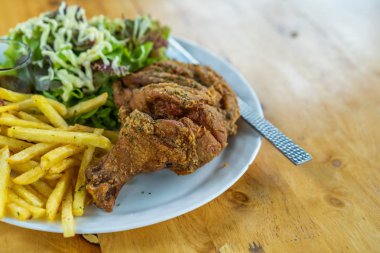 plaka üzerinde kızarmış tavuk ve sebze salatası