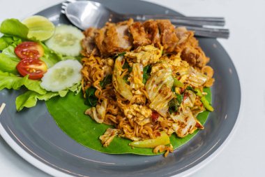 tavuk kızarmış şehriye plaka üzerine ilave edin.