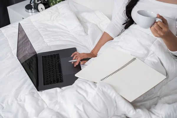 Fechado Mulher Que Trabalha Com Computador Portátil Uma Cama — Fotografia de Stock