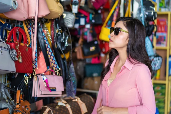 Young Woman Choosing Shopping Handbag Store — Stock Photo, Image