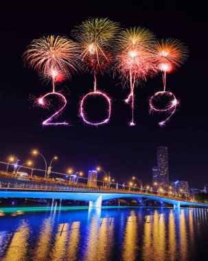2019 mutlu yeni yıl havai fişek ışıltı ile Jubilee köprü geceleri, Singapur
