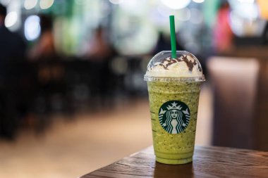 Nakhon Ratchasima, Tayland - 28 Eylül 2018: Cam yeşil çay frappe Starbucks coffee shop Teminal 21 Mall Nakhon Ratchasima, Tayland, Thailand, krema ile