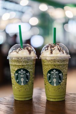 Nakhon Ratchasima, Tayland - 28 Eylül 2018: iki bardak yeşil çay frappe Starbucks coffee shop Teminal 21 Mall Nakhon Ratchasima, Tayland, Thailand, krema ile