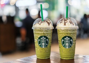 Nakhon Ratchasima, Tayland - 28 Eylül 2018: iki bardak yeşil çay frappe Starbucks coffee shop Teminal 21 Mall Nakhon Ratchasima, Tayland, Thailand, krema ile